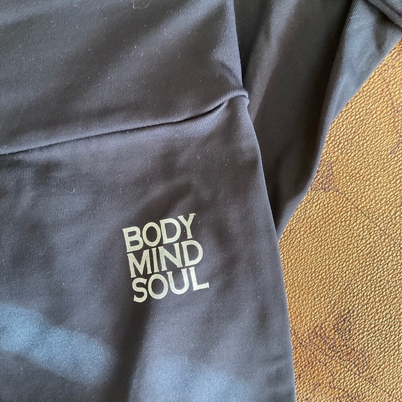 La Vie En Rose 2 pieces black zip up and shorts - Picture 4 of 5